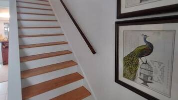 Un escalier avec des marches en bois menant à un palier.