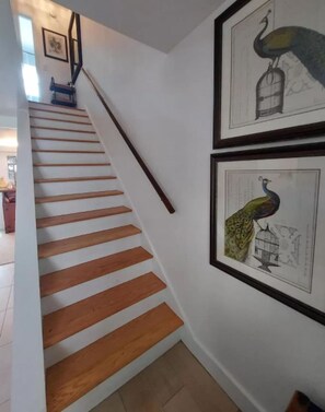 Una escalera de madera que lleva a una plataforma.
