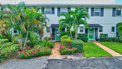 Magnificent Beach Townhome Steps from Atlantic Ave