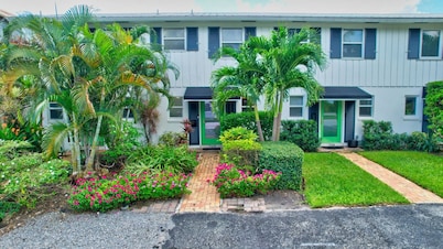 Magnificent Beach Townhome Steps from Atlantic Ave