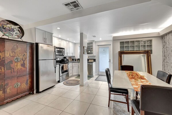 冷蔵庫、電子レンジ、オーブン、コンロ