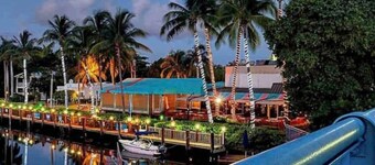 Magnificent Beach Townhome Steps from Atlantic Ave