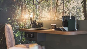 Dobbeltrom – deluxe, privat bad, bakgårdsutsikt | Sengetøy av topp kvalitet, safe på rommet og skrivebord