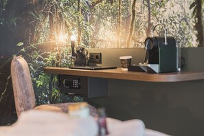 Deluxe tweepersoonskamer, privébadkamer, uitzicht op de binnenplaats | Luxe beddengoed, een kluis op de kamer, een bureau, een laptopwerkplek