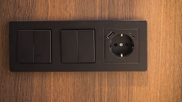 Luxe beddengoed, een kluis op de kamer, een bureau, een laptopwerkplek