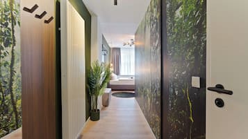 Superior eenpersoonskamer, privébadkamer, uitzicht op stad | Luxe beddengoed, een kluis op de kamer, een bureau, een laptopwerkplek