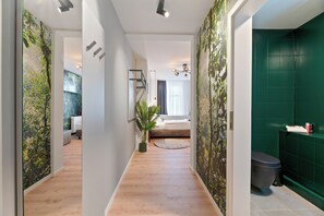 Quarto solteiro luxo, banheiro privativo, vista para o pátio | Roupas de cama premium, cofres nos quartos, escrivaninha