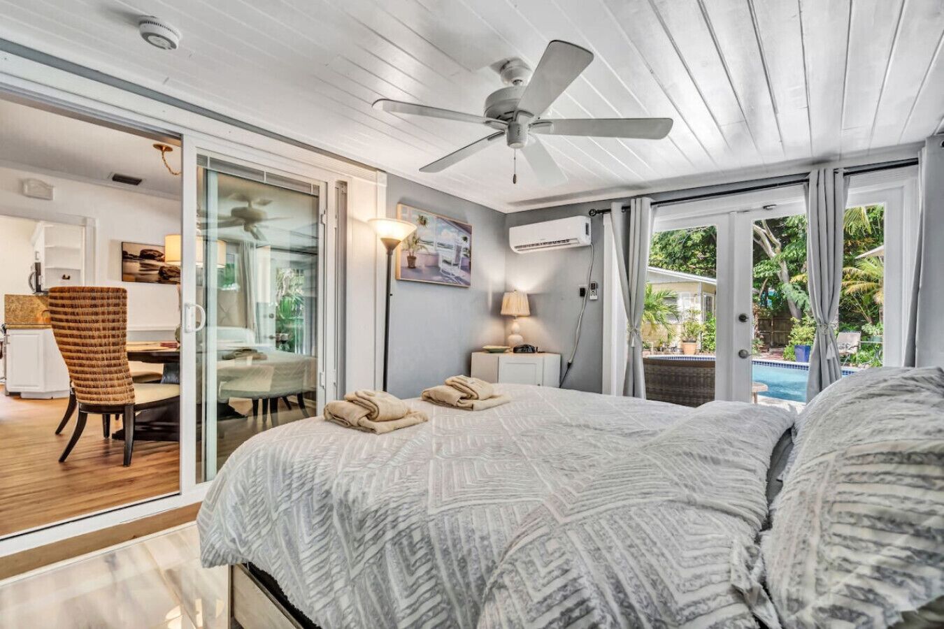 2 quartos, escrivaninha, ferros/tábuas de passar roupa, berço de viagem