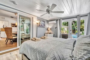 2 chambres, bureau, fer et planche à repasser, lit de bébé portatif