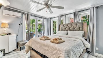 2 slaapkamers, een bureau, een strijkplank/strijkijzer, reisbedje