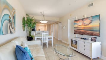 Una Smart TV, un reproductor de DVD, libros, una videoteca