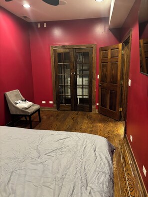 1 slaapkamer, een kluis op de kamer, een bureau