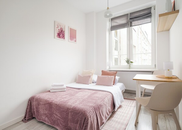 Tabla de planchar con plancha, wifi y ropa de cama 