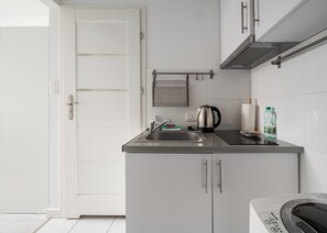 Fridge, stovetop - Tamka Powiśle Blue Studio (Warszawa)