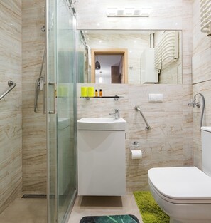 Shower, hair dryer, towels, soap - Bielany Homely Apartment (Warszawa)