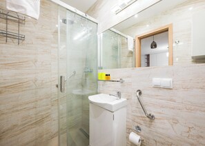 Dusche, Haartrockner, Handtücher, Seife