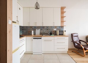 Fridge, microwave, stovetop, dishwasher