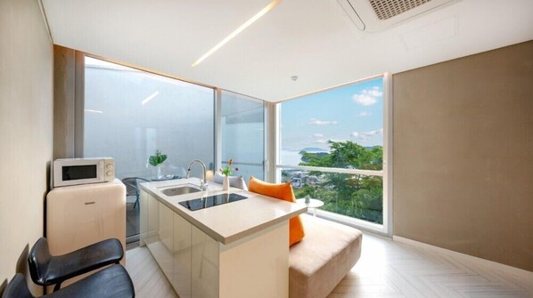 Room (202) - west side (Tongyeong)