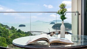 Room (203) - west side (Tongyeong)