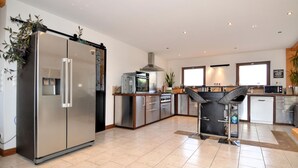 A modern kitchen with stainless steel appliances, a built-in oven, and a microwave. - Amazing home in Mejannes le Clap (Mejannes le Clap)
