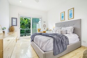 2 bedrooms, desk, iron/ironing board, free WiFi - Stylish Condo, Rooftop & Private Jacuzzi (Playa Del Carmen)