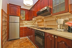 Fridge, oven, stovetop, coffee/tea maker