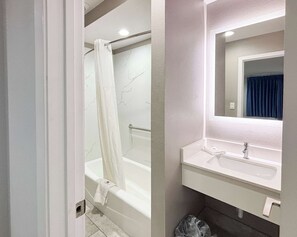Combined shower/bathtub, towels