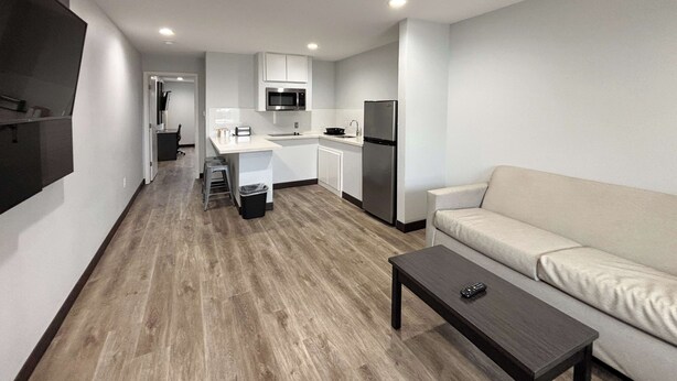 A modern apartment with a kitchen, living area, and a small dining space. - Studio 6 Sulphur, LA (Sulphur)