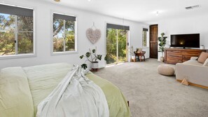 5 bedrooms, travel cot, WiFi, bed sheets