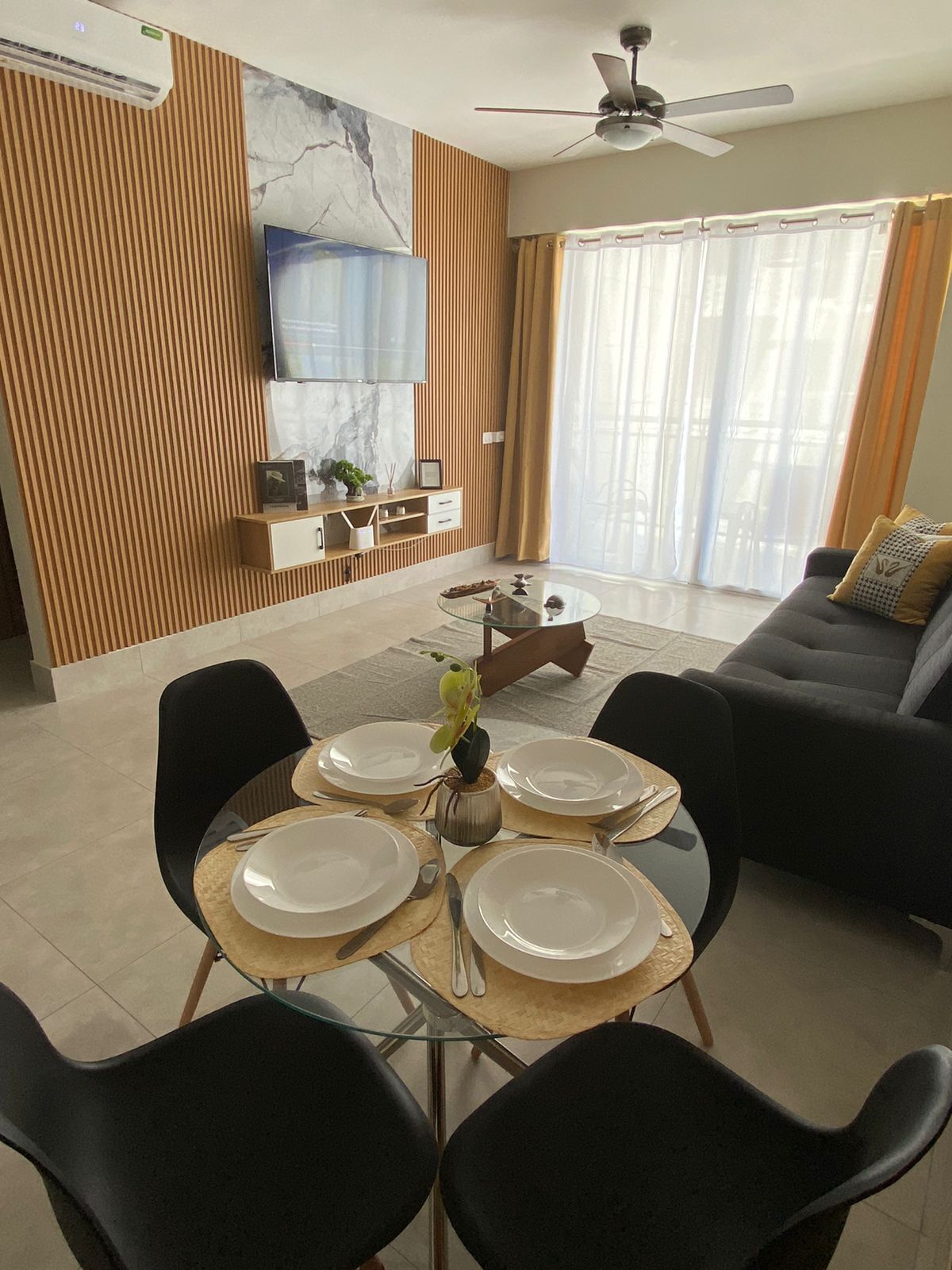 Departamento familiar, balcón, vista a la alberca | Área de sala de estar