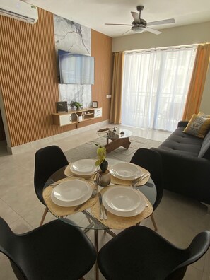 家庭公寓, 阳台, 泳池景观 | 起居区