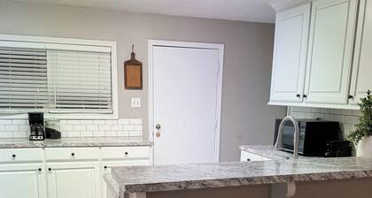 Charming 3- Bedroom house in Lubbock near a Beautiful Park