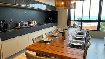 Apartamento, vista para o mar | Cozinha privada | Geladeira, micro-ondas, fogão, cooktop
