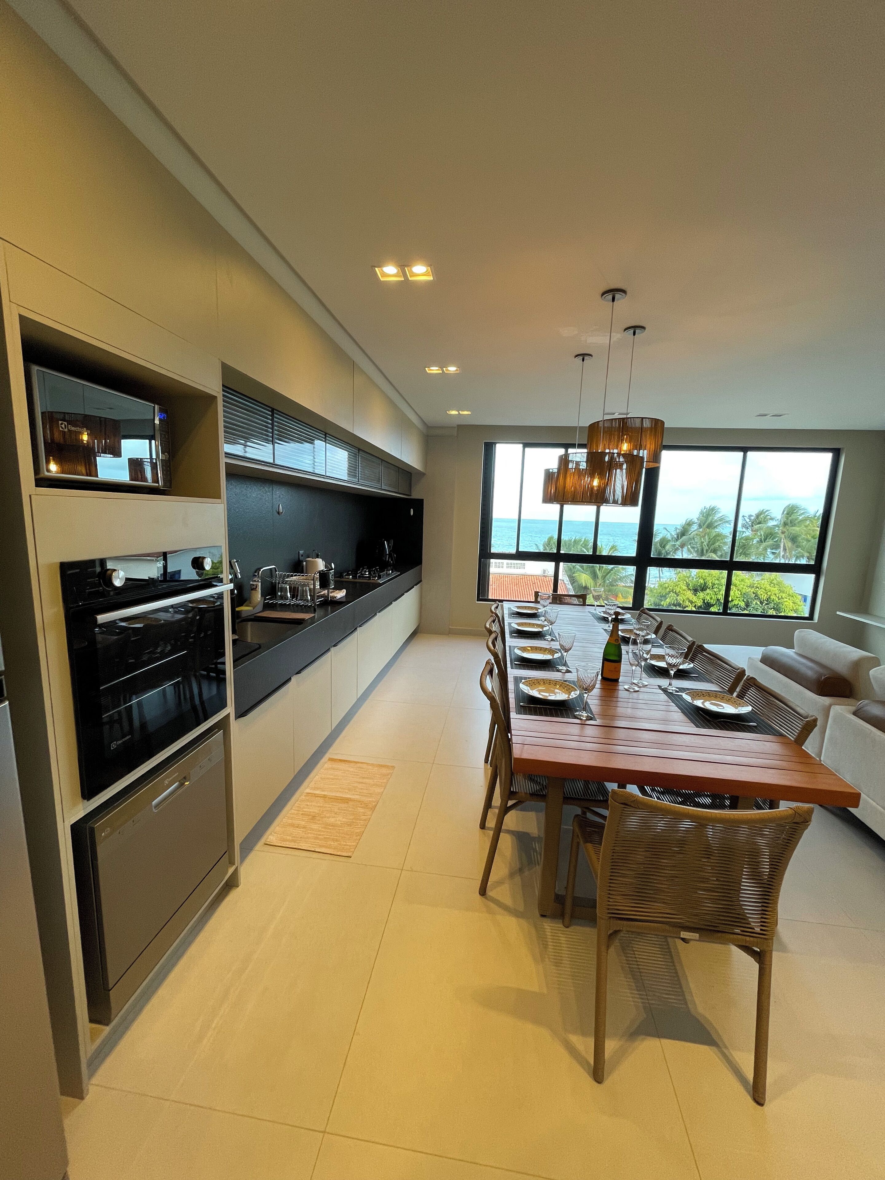 Apartamento, vista para o mar | Cozinha privada | Geladeira, micro-ondas, fogão, cooktop