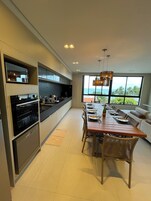 Apartamento, vista para o mar | Cozinha privada | Geladeira, micro-ondas, fogão, cooktop