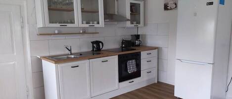 Fridge, oven, stovetop, dishwasher