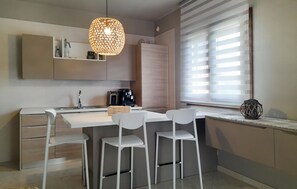 Fridge, dishwasher, coffee/tea maker