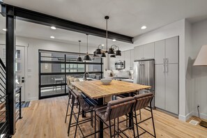 Réfrigérateur, four à micro-ondes, un four, surface de cuisson