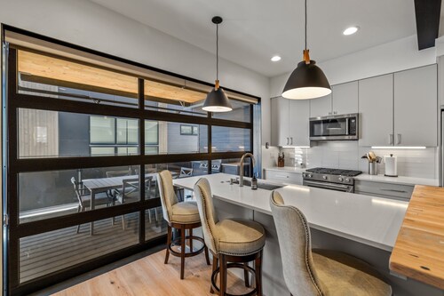 High Country Howdy, BRAND NEW Elevate Property, Private Hot Tub, AC!