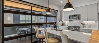 High Country Howdy, BRAND NEW Elevate Property, Private Hot Tub, AC!