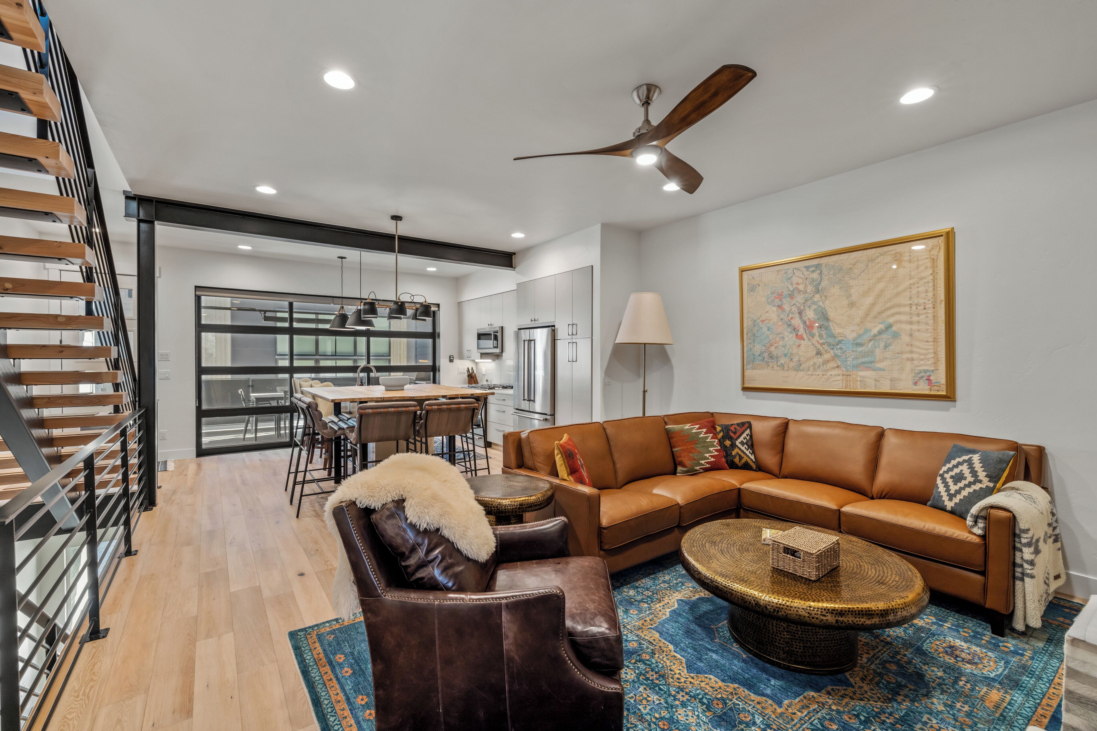 Una televisión, una chimenea