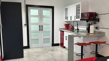 Refrigerador, microondas, cafetera y tetera y tostadora