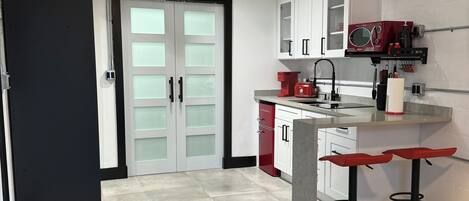 Kühlschrank, Mikrowelle, Wasserkocher mit Kaffee-/Teezubehör, Toaster