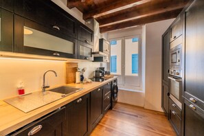 Réfrigérateur, micro-ondes, four, plaque de cuisson