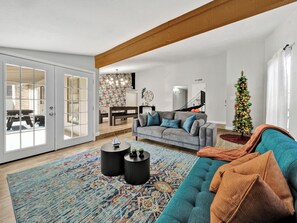 Smart-tv, eldstad, bordsfotboll och ett bordtennisbord