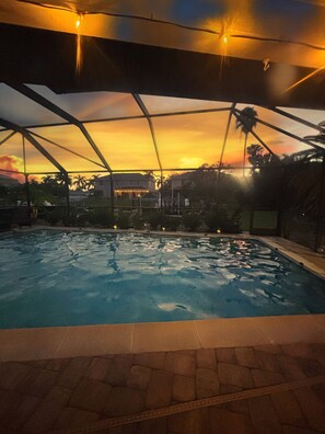 A heated pool - Cape Coral VIP Heated Pool, Spa, Direct access Boat lift, Gameroom, Scooters (Cape Coral)