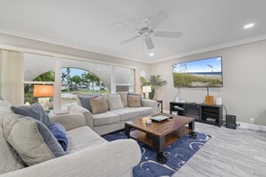 TV connectée, jeux vidéo, baby-foot, table de tennis de table