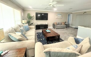 Smart TV, video games, table football, ping pong - Cape Coral VIP Heated Pool, Spa, Direct access Boat lift, Gameroom, Scooters (Cape Coral)