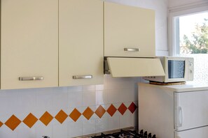 Kjøleskap, mikrobølgeovn, kokeplater og kjøkkenutstyr