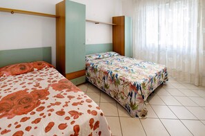 1 bedroom, bed sheets